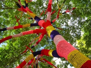 yarn-bombing-tree